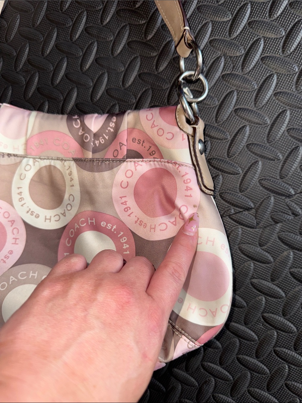 Vintage COACH SoHo Pink, Beige & Brown Signature Circle Shoulder Bag with Charm - Picture 10 of 15